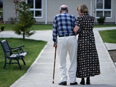 une personne âgée vieillissante déficiente mentale accompagné dans sa fin de vie (Illustration)