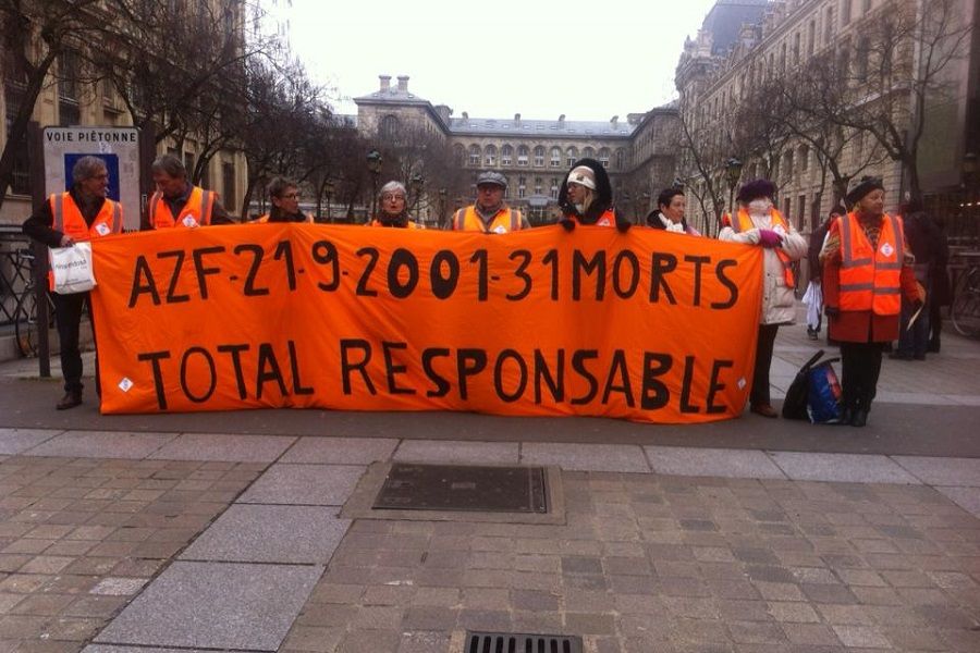 Les manifestants du collectif Plus jamais ca devant la cours d appel a Paris
