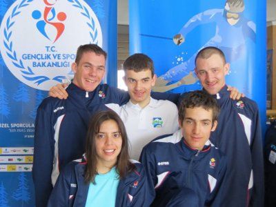 Cinq des membres de l epuipe de france de sik de sport adapt&eacute;