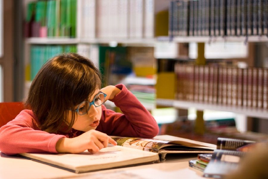 Une petite fille souffrant de Dyslexie