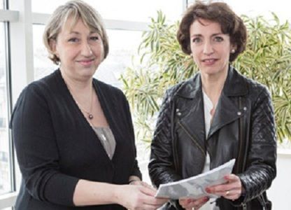 Marie anne Montchamp ancienne secrétaire d'Etat au personnes handicapées, remettant le rapport Handicap et Entreprise a Marisol TOURAINE