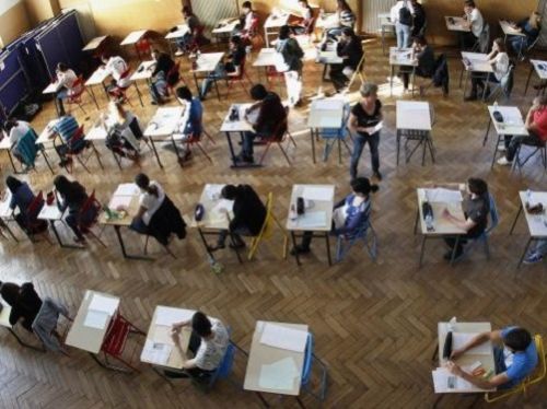 Des élèves d'un lycées parisien lors de l'examen du baccalauréat en 2012