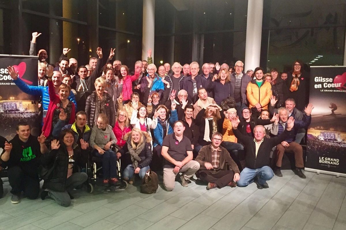 Les familles de association l Ela avec les bénévoles de glisse en coeur