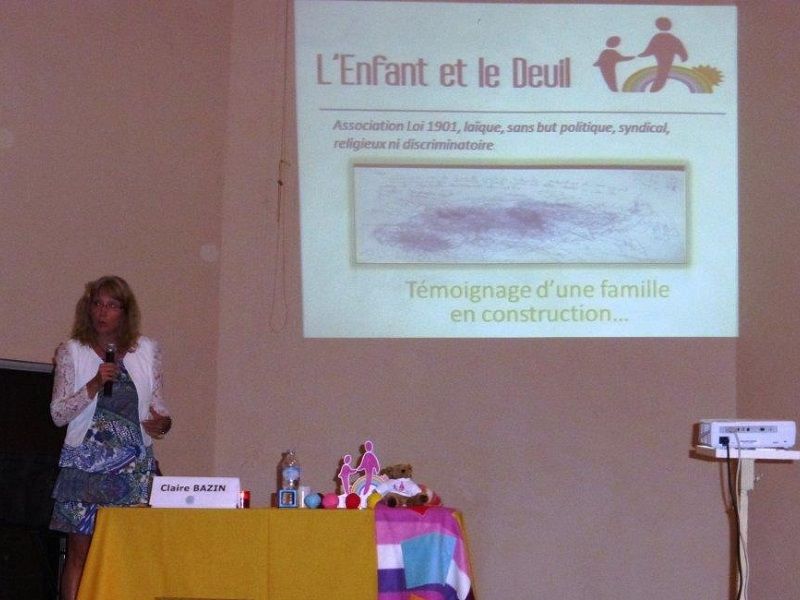 Claire BAZIN lors d une conference l_enfant en deuil