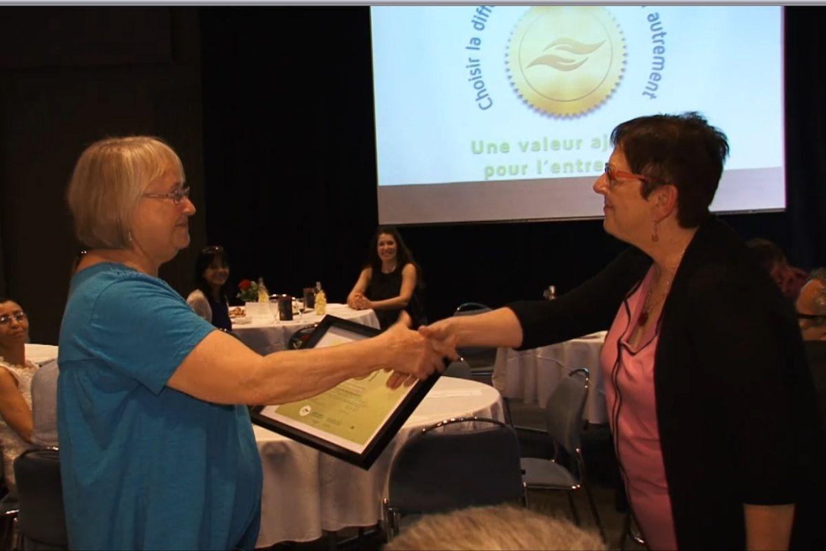 Une laureate du certificat de la reconnaissance attribue par association SDEM SEMO lors de la semaine nationale du handicap