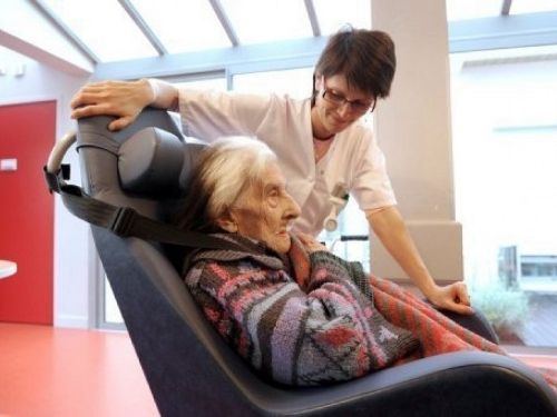 Une personnes âgée dans un fauteuil au sein au coeur d'un EHPAD comme celui visité par la ministre Michel DELAUNAY