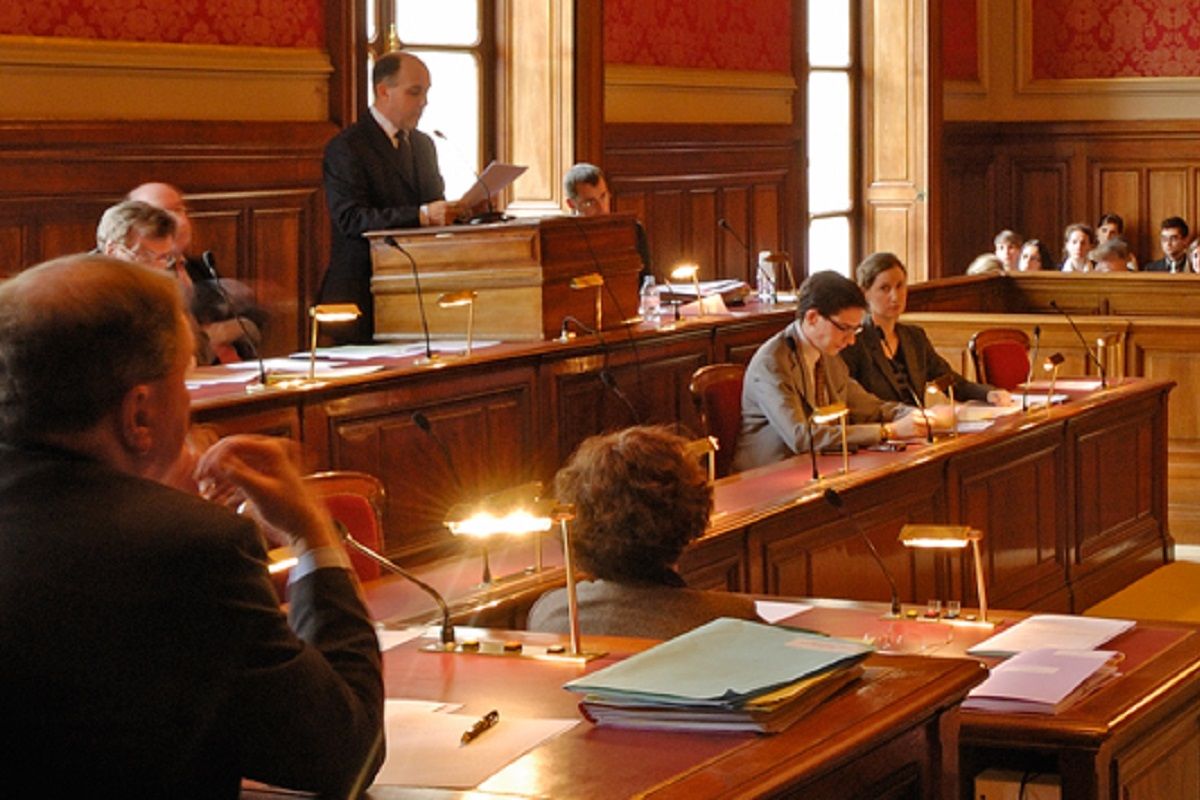 La séance d'un jugement avec a gauche le rapporteur public qui énonce ses conclusions 57a42
