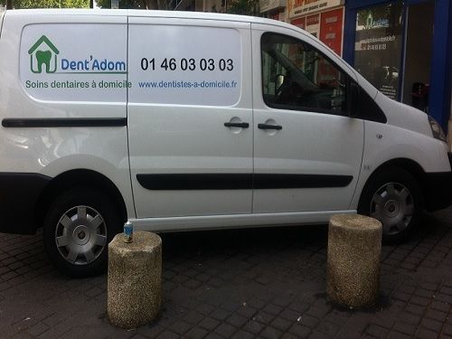 Une patiente avec a droite le Chirugien dentiste et a gauche son assistant pour un rendez-vous au domicile de la patiente