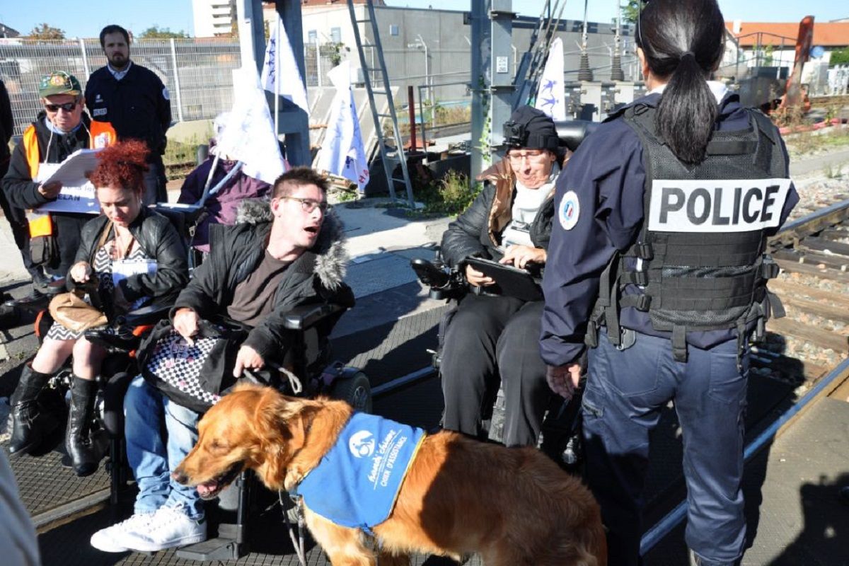 Une 15 de personnes la plupart en fauteuil roulant occupant les voies ferrees retardant notamment le TGV a destination de Paris