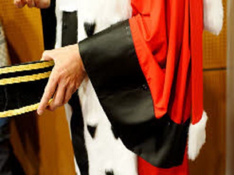 Un magistrat en robe. illustration.les associations pour la psychiatrie dénoncent la suppression du magistrat au sein des au sein des cdsp 9dff3