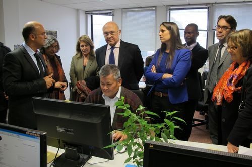 Le Ministre Michel SAPIN lors de sa visite dans l'entreprise adapte le 16 octobre 2012 &copy; DP/Nouvelle R&eacute;publique du Centre Ouest
