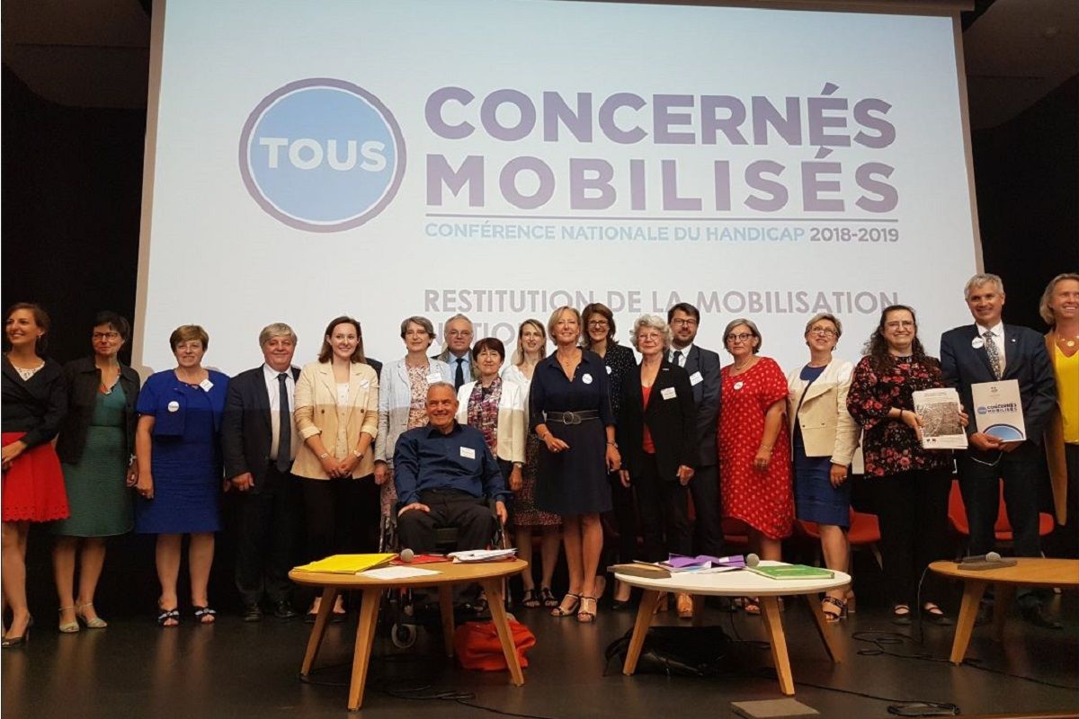 Sophie CLUZEL entourée par les rapporteurs et membre des cinq chantiers nationaux de54e