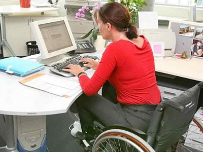 Une salariee handicapes a son poste de travail