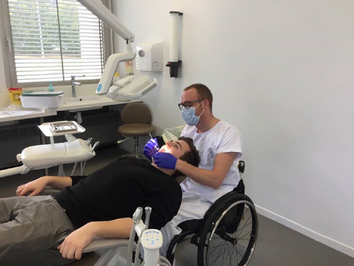 CharlesAdrien GODET en 4e annee exerce en tant qu externe au sein du service dodontologie du CHU de Toulouse