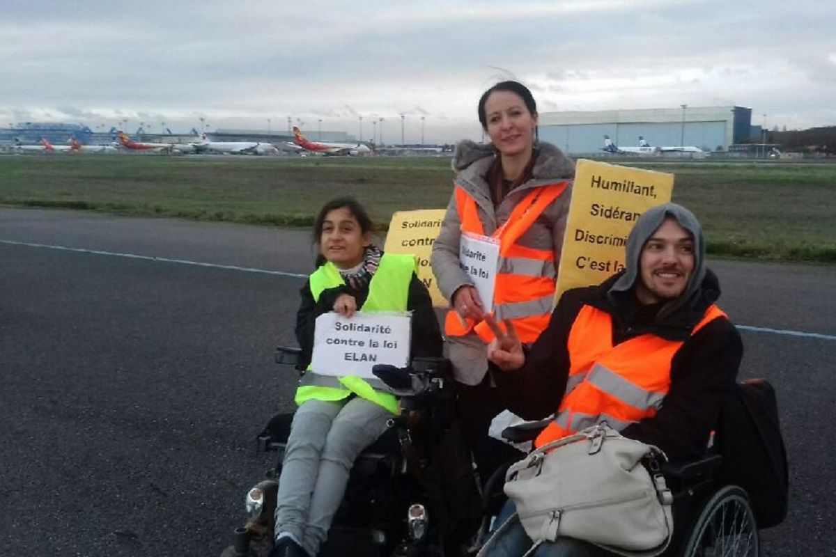 les membres de lassociation handi social et des gilets jaunes sur les pistes de laéroport de toulouse 5ee4c
