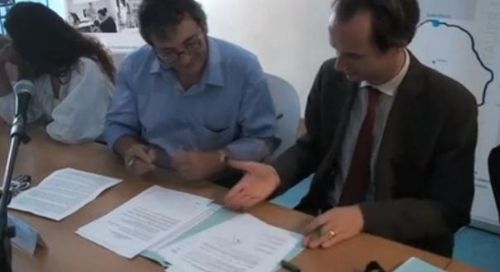 Le président de l'APAJH, Pierre RODDIER signant a droite la convention a l'invitation du Directeur du CHU David GRUSON, qui venait de la parapher