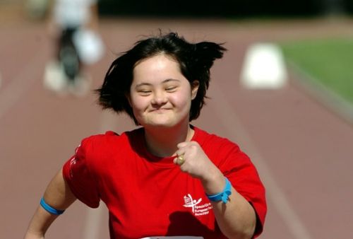 Une jeune fille courant sur une piste d'athlétisme lors des 16eme rencontre Nationale a Eaubonne 2011 © Special Olympics