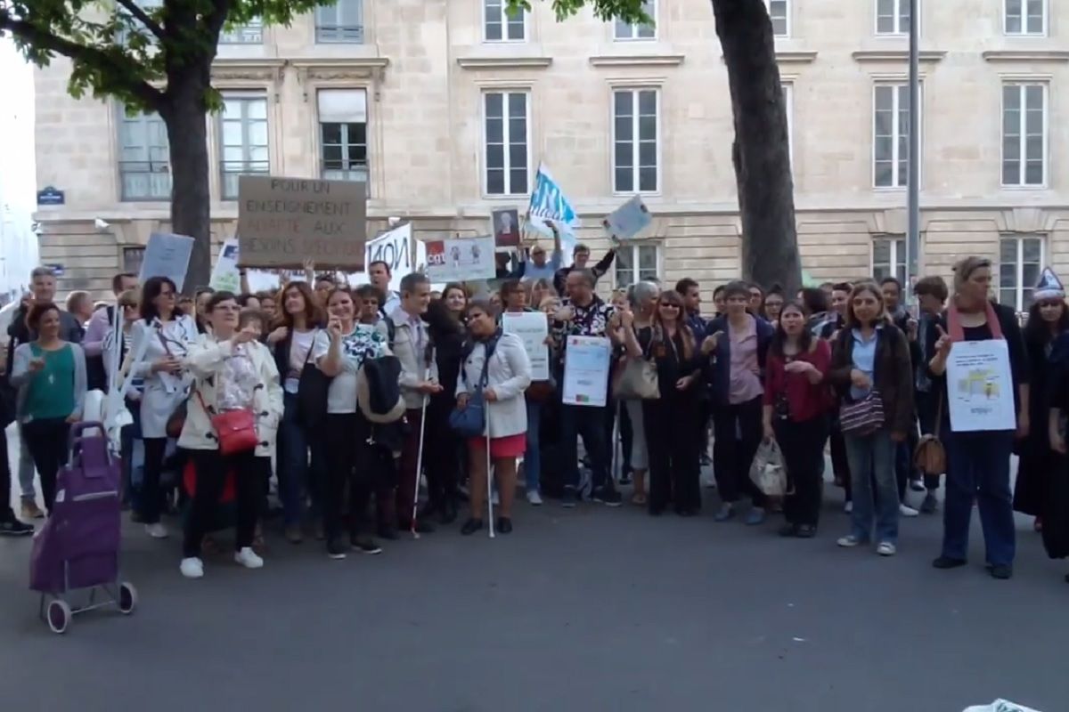 Quelques uns des membres du collectif sur la place Edouard HERRIOT sous les fenêtres des députés à paris 51418