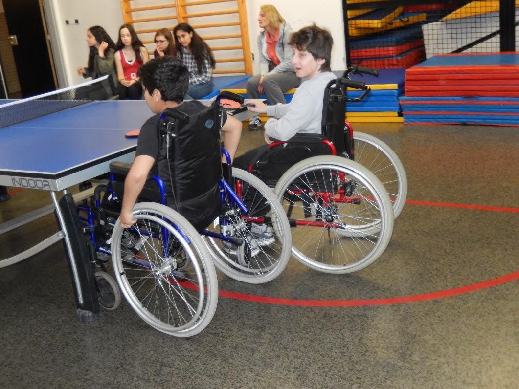 Des jeunes se mettent dans la peau d une personne handicapee