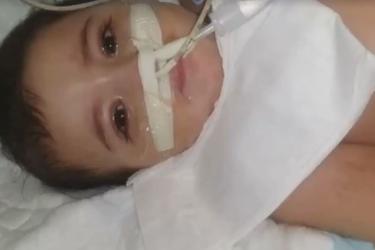 La petite Marwa filme par sa mere dans son lit d hopital a Marseille