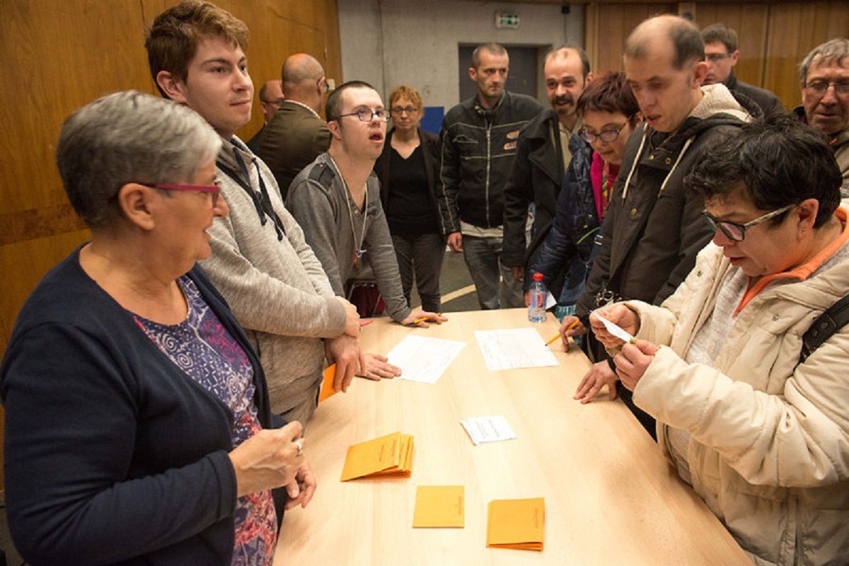 Initiation au vote pour une trentaine de salarie deficient mentaux de la ville de Reze avec a gauche la charge de mission du handicap de la commune