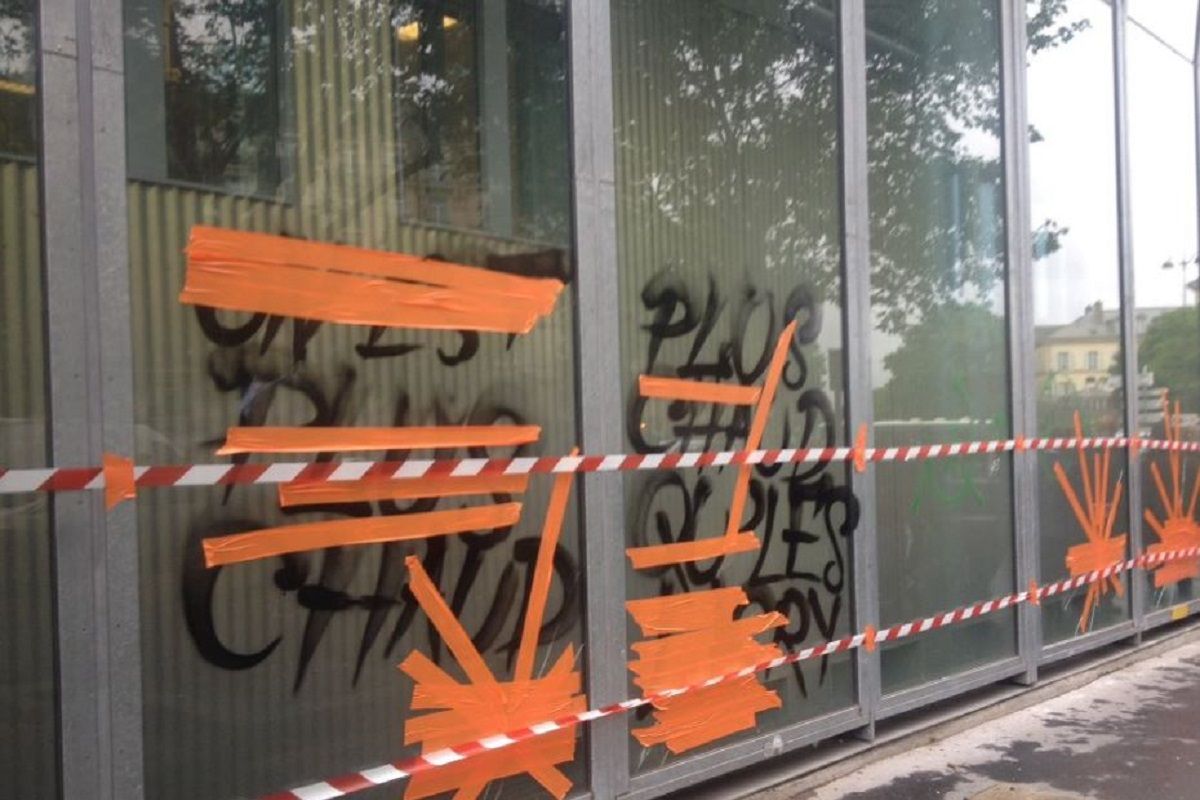 Voila a quoi ressemble la facade de Hopital Necker ce matin apres la manifestation du 14 juin