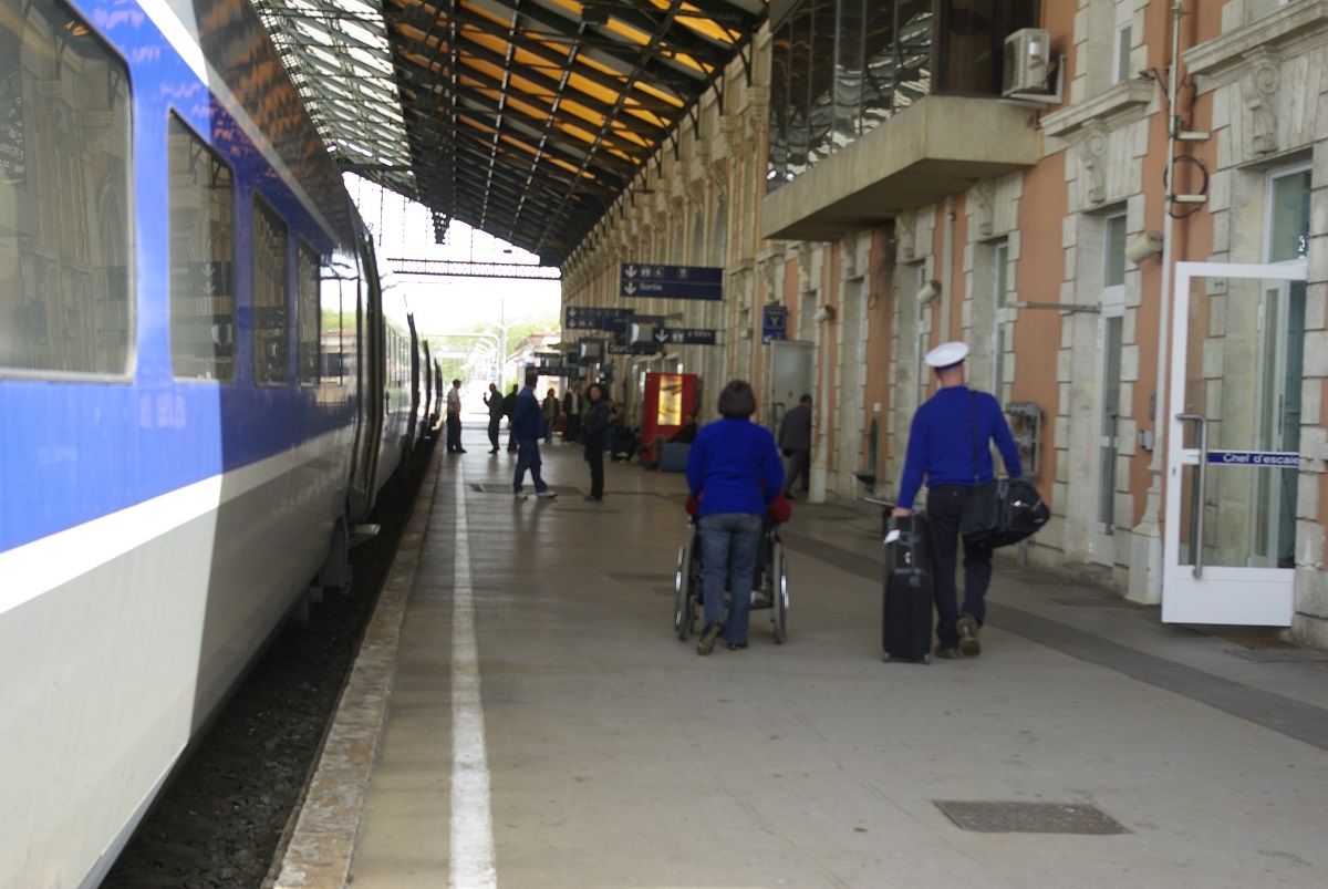 Deux agents du service SNCF Accessibilité a la gare Matabiau dans le cadre du service accompagnement voyageur a mobilité réduite