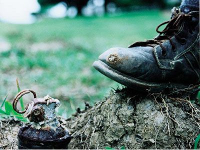 Un homme sur le point de marcher sur une mine anti-personnelle