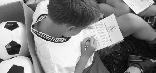 2013.03.04.des jeunes joueurs de foot remplissant un questionnaire sur le respect sur le terrain