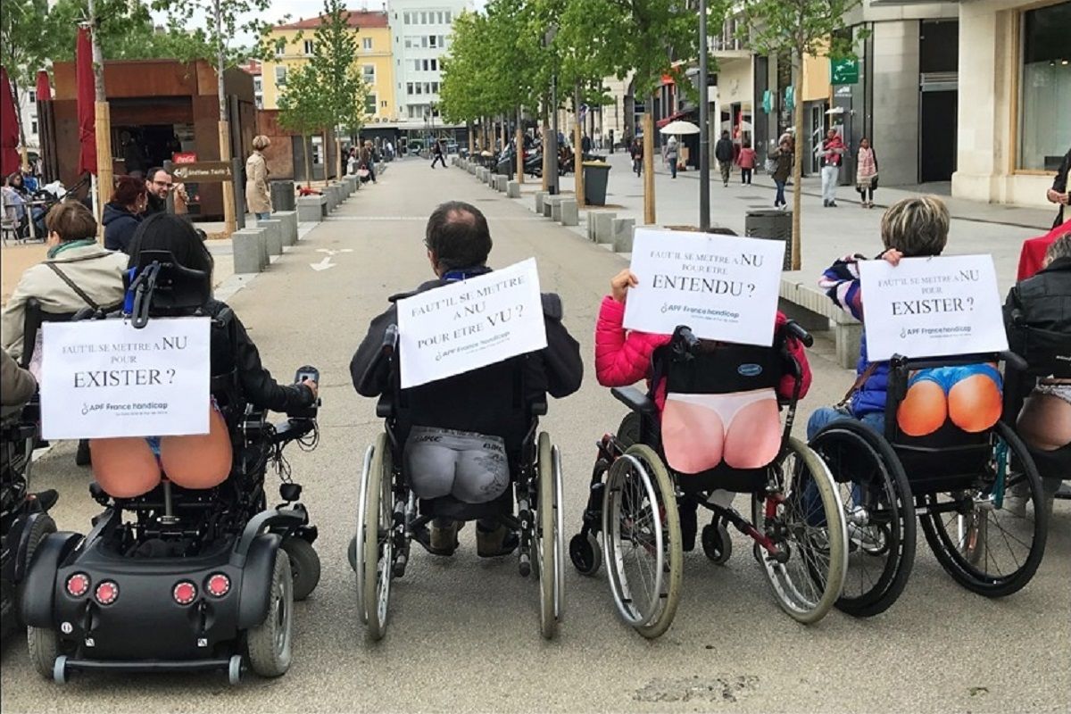 Quelque uns des militants de l'association APF France Handicap a Clermont-Ferrand ce 30 avril manifestant leurs colère b8b2c