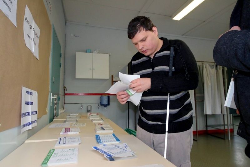 Un electeur non voyant election europenne 2014
