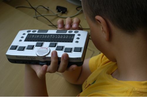 instrument-lecture-braille-pour- enfants-produite par-le-dispositif-RoboBraille-pronto