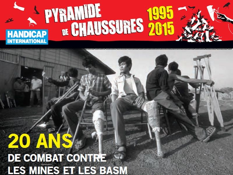 Affiche XXIe_Pyramide_de_chaussure_handicap_international