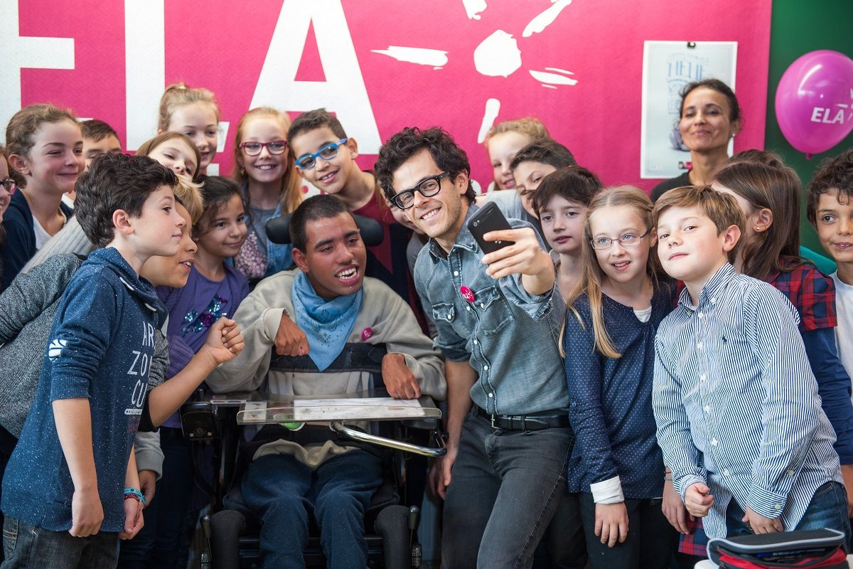 Le chanteur et imitateur Michael GREGORIO et Gwendal atteint de leucodystrophie lors de la Dictee Ela 2015