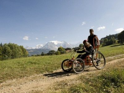 un enfant polyhandicapé en ballade dans un fauteuil aménagé