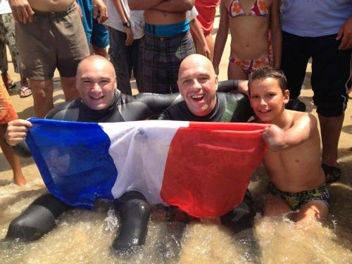 Philippe CROIZON et le sportif Arnaud CHASSERY à leur arrivée à Cirès, sur la côte marocaine avec Théo son petit protéger tenant le drapeau tricolore