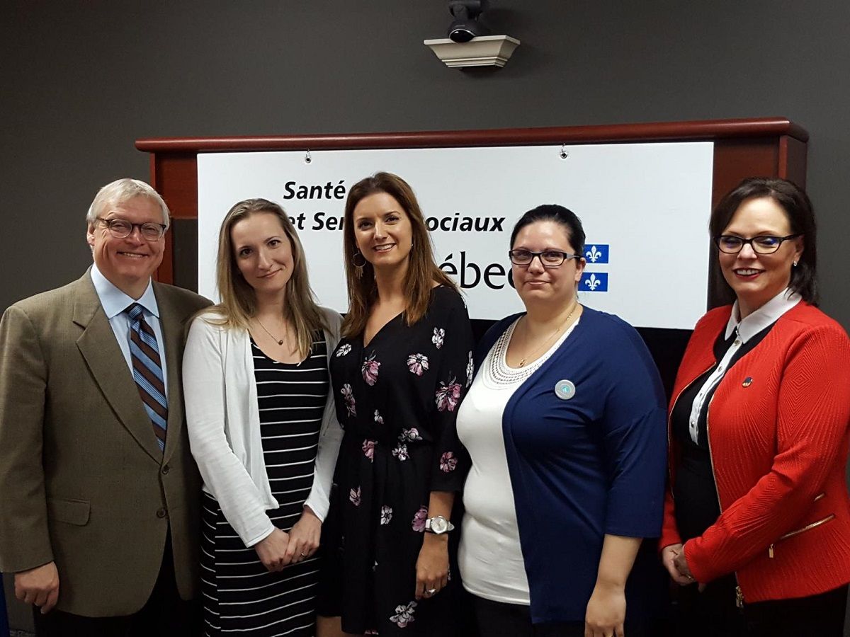 Les responsables de l association de l association Parents jusqu au bout entoure par les ministres le 13 mai 2016