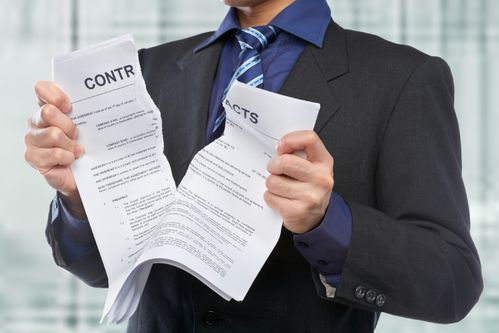 Un homme déchirant un contrat exprimant son souhait de mettre fin a celui-ci (Illustration)