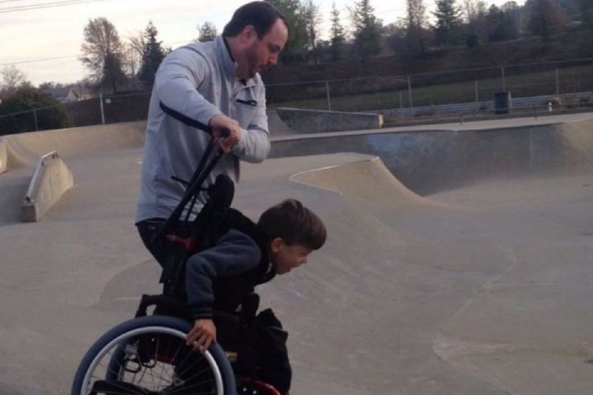 Atti est un garçon de 10 ans atteint dune paralysie cérébrale e3220
