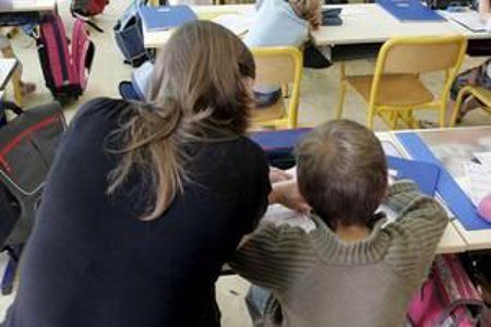 une AVS et un élèves dans une école primaire de paris le 2 avril 2012 (Archives) ©AFP
