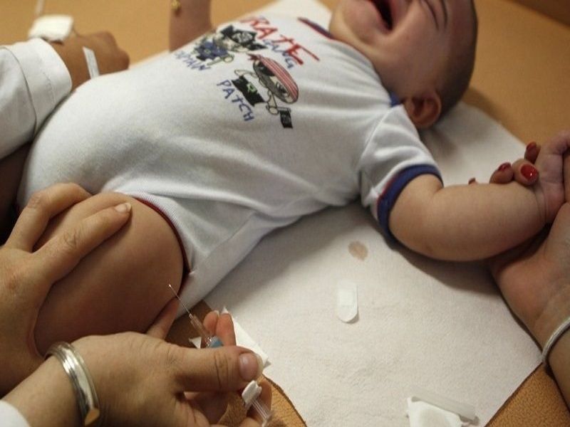 Un bebe en train de se faire vacciner