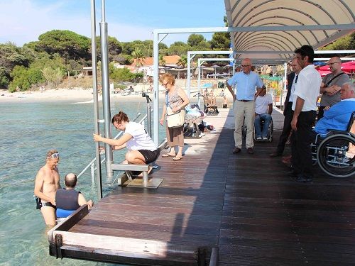 un fauteuil a la mer un ponton pour gommer le handicap