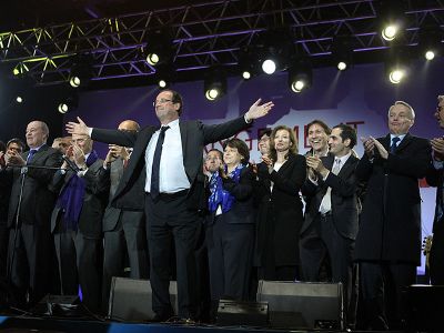 Au centre de la scène situé place de la bastille et devant 30 000 a 50 000 personnes réunis, François HOLLANDE le 7 mai 00H30 avec lui sur la scène les dirigeant du Partis Socialiste © Philippe Grangeaud/PS