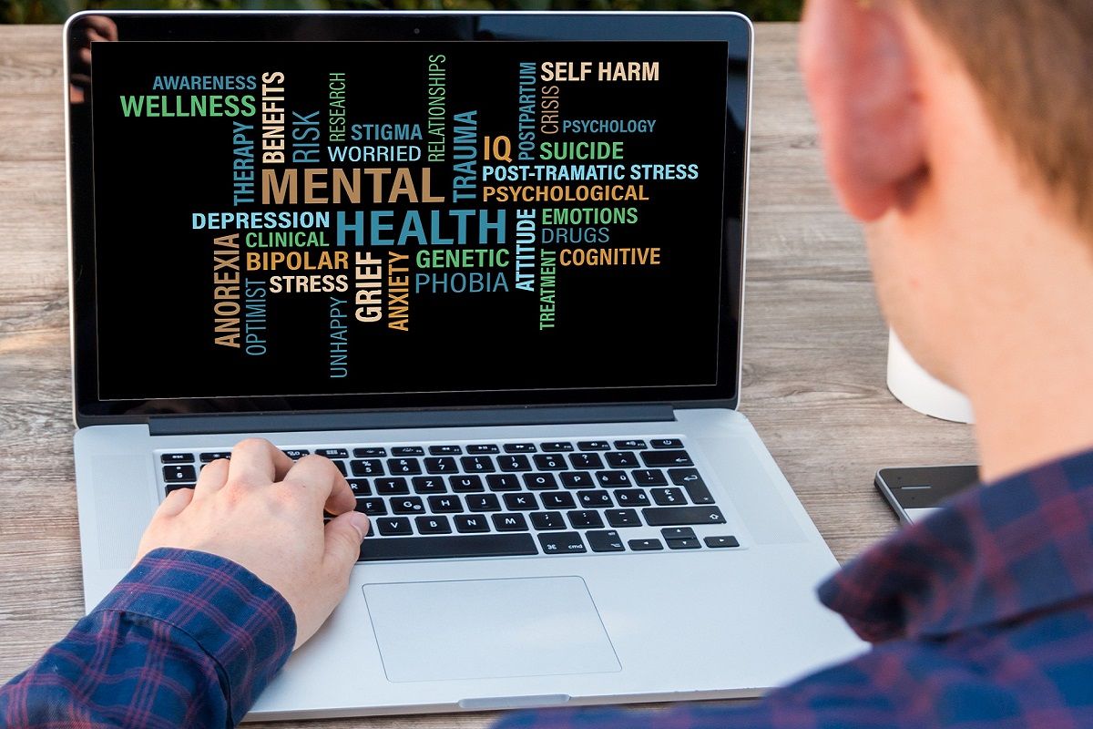 Un jeune homme regardant son écran sur lequel il est écrit maladie mental bb33f