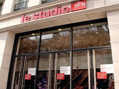 Façade du magasin le studio SFR situé a Paris