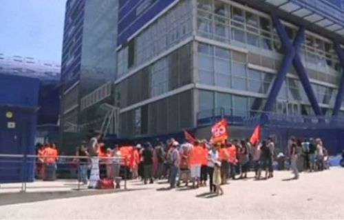 les salariés environ 300 de l'APAF le 1er  juin devant le conseil général des bouches du Rhône ou la directrice a reçu avec la promesse du table ronde