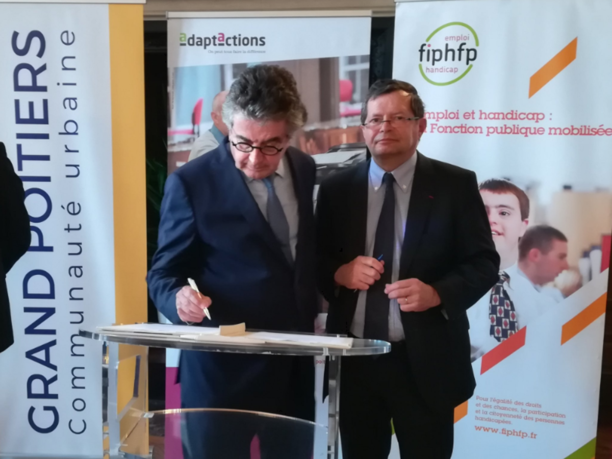 Signature convention entre Marc DESJARDINS et Alain CLAEYS