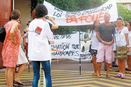 Parents-enseignans-et-eleves-manifestatant-avs