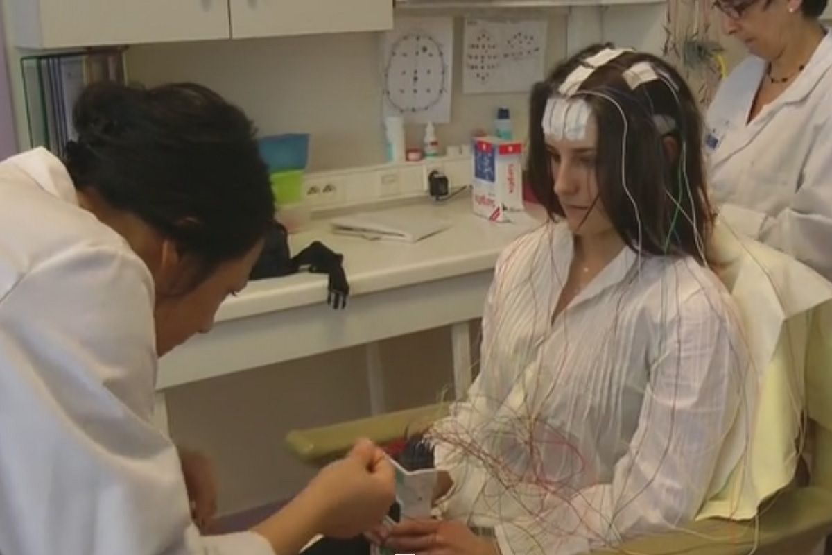 Un electro encephalogramme de longue duree examen medical realise au sein du pole des Maladies du Systeme Nerveux