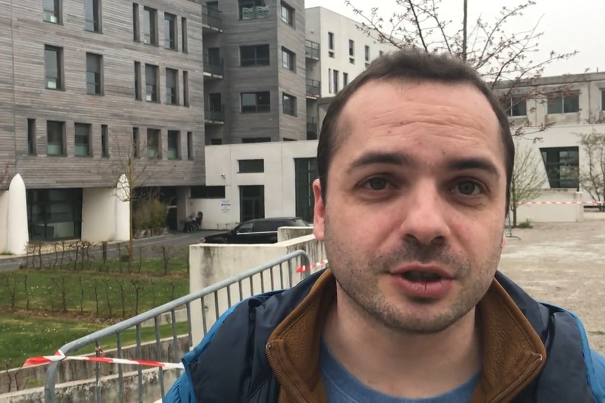 François lambert devant le chu de Reims après l annonce de la décision du Dr Vincent sanchet de l arrêt des traitements pour Vincent lambert